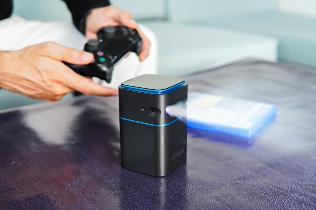 Lenso SEE projector for gaming